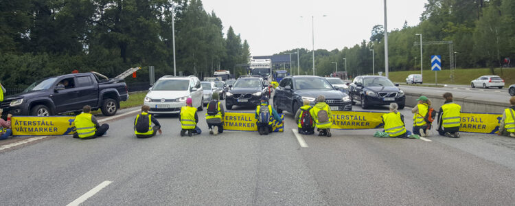 demonstranter blockerar trafik