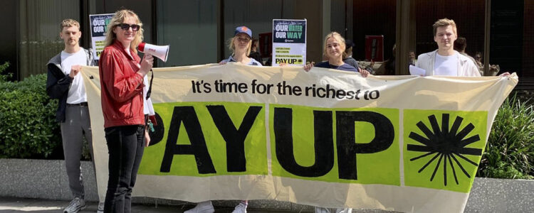 demonstranter med banderoll