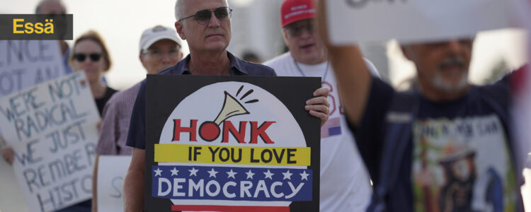 man med plakat i demonstration