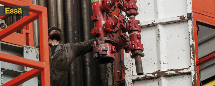 Man som arbetar med borrning efter gas