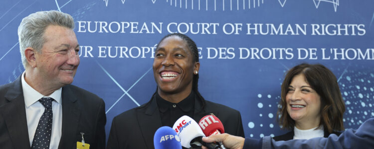 Caster Semenya och två andra människor skrattar