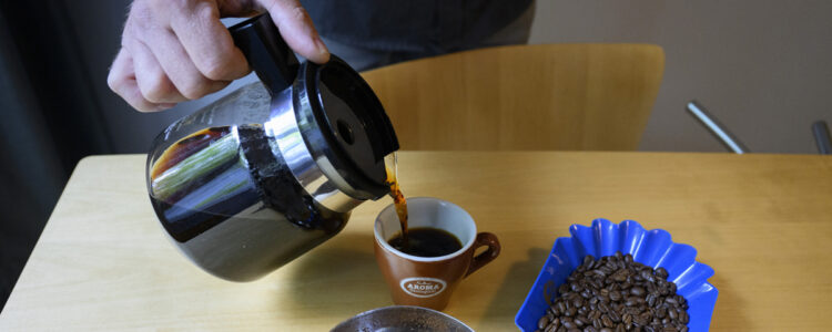 hand häller upp kaffe i kopp