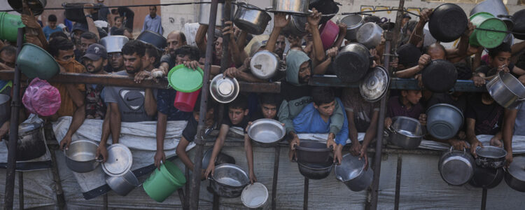 barn och unga lyfter grytor