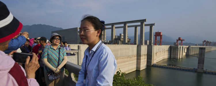 människor framför vattenverksdamm