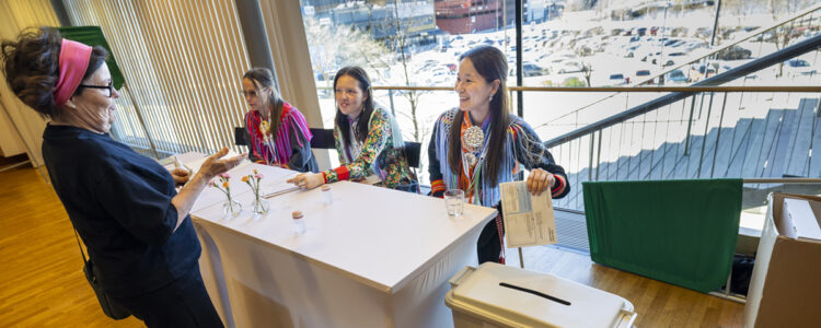 vallokal med fyra kvinnor