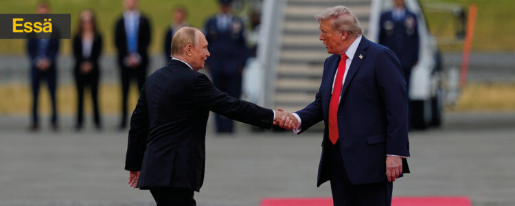 President Donald Trump och Rysslands president Vladimir Putin hälsar på varandra