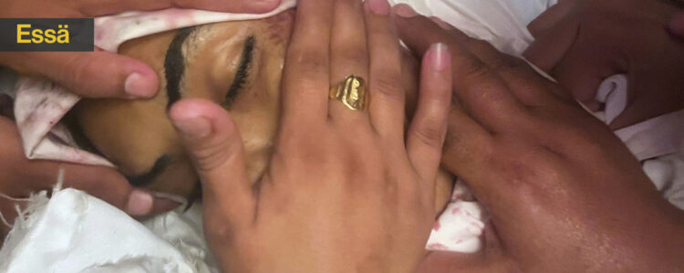 död kvinna klappas om