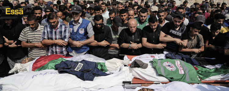 människor ber vid kistor