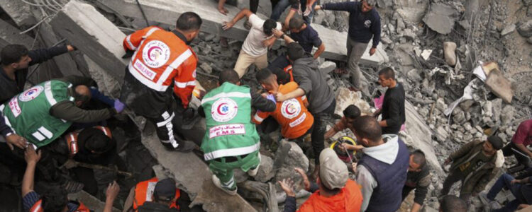 hjälparbetare letar efter döda