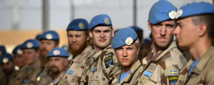 en grupp fn-soldater tittar in i kameran