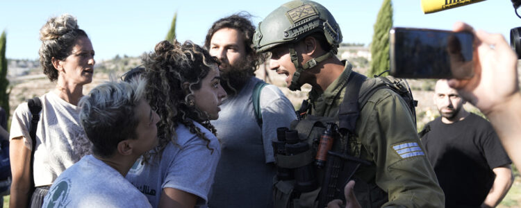 militär skäller ut kvinna