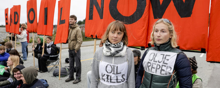 Greta Thunberg och fler demonstranter framför banderoll