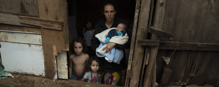 kvinna med barn står i dörröppning