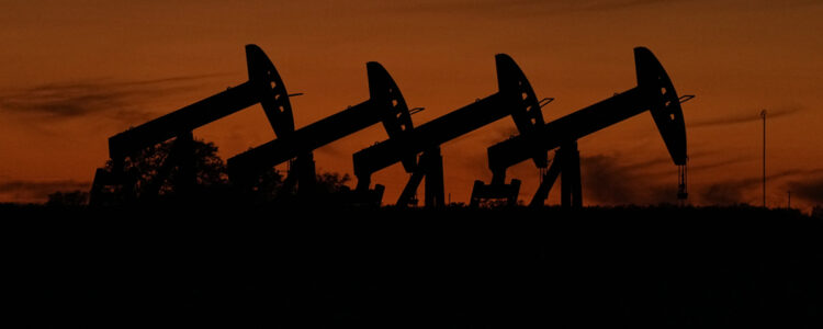 Oljepumpar i skymningen