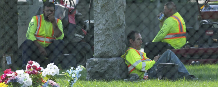 arbetare vilar på kyrkogård
