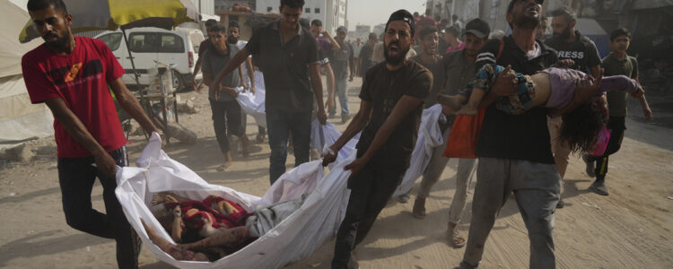 Kropparna av döda människor bärs av flera personer