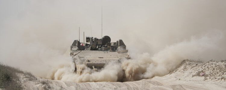 stridsvagn kör i dam och rök