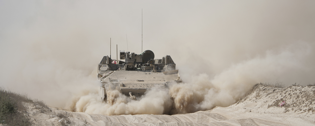 stridsvagn kör i dam och rök