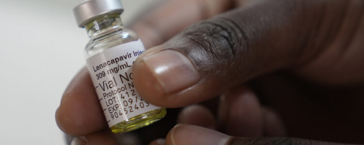 hand håller medicinflaska