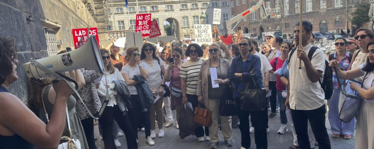 människor demonstrerar