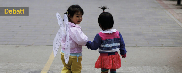 två barn håller varandra i handen