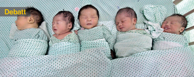 bäbisar ligger på rad