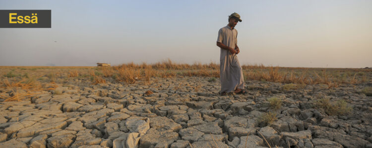 man går i torr sprucken mark
