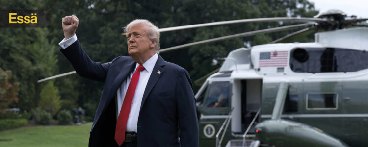 Donald Trump höjer en knuten näve i luften