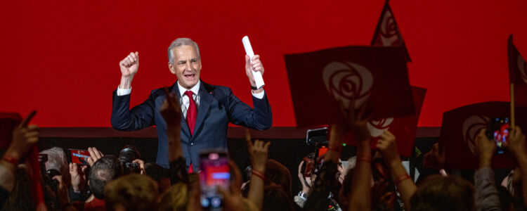 Jonas Gahr Støre ijublar inför uppsträckta händer