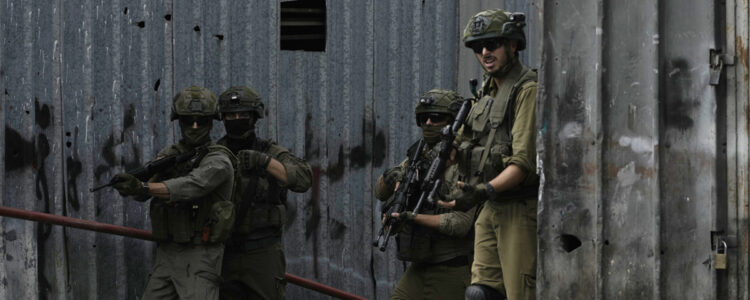 militärer står vid hus