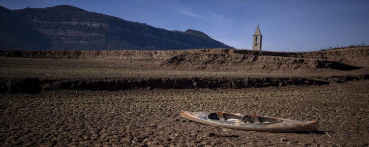 uttorkad damm med kanot