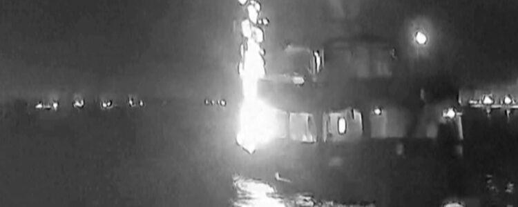 brinnande båt i mörker