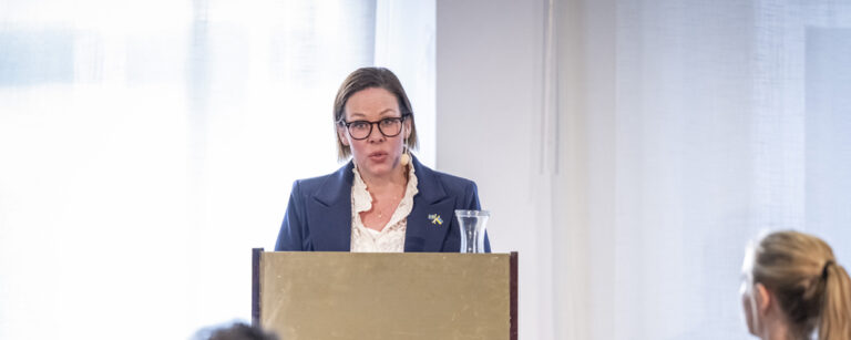 Utrikesminister Maria Malmer Stenergard håller tal från ett podie