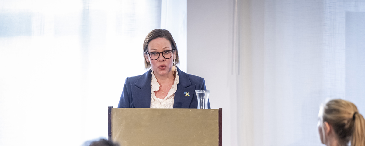 Utrikesminister Maria Malmer Stenergard håller tal från ett podie