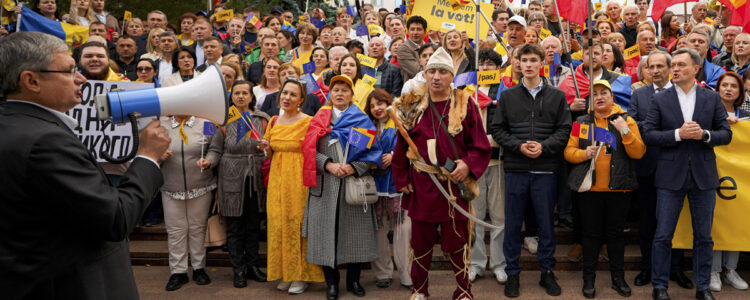 man med megafon talar till folksamling