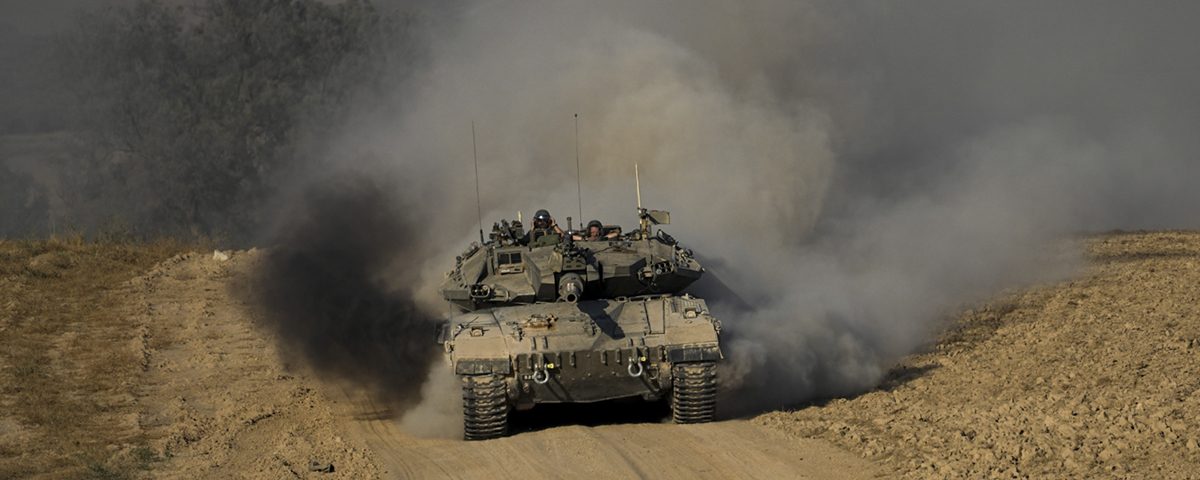stridsvagn i rök och sand