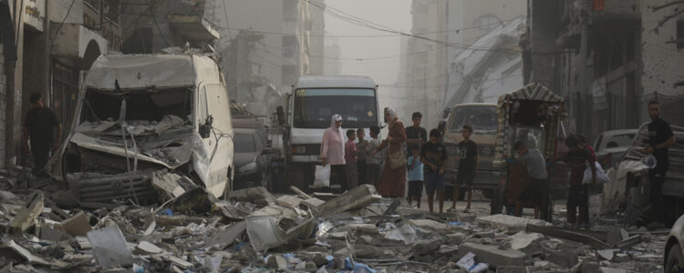 människor i sönderbombad stad