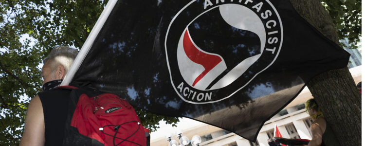 person med Antifa-flagga