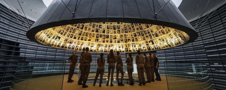 människor i ring tittar på minnesmärke