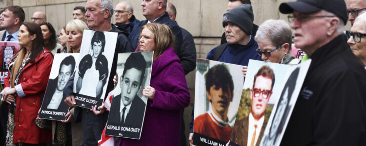 människor med porträttbilder demonstrerar