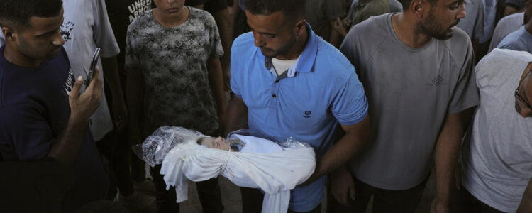 man bär dött barn vid begravning