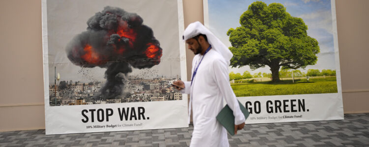 man som går förbi två affischer