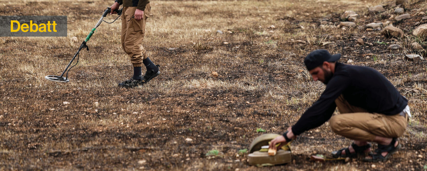 Medlemmar av försvarsministeriet rensar landminor som lämnats kvar av den syriska armén under kriget, på jordbruksmark söder om Idlib, Syrien, söndagen den 13 april 2025.