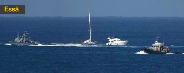 Ett israeliskt marinfartyg seglar bredvid två mindre båtar i Medelhavet