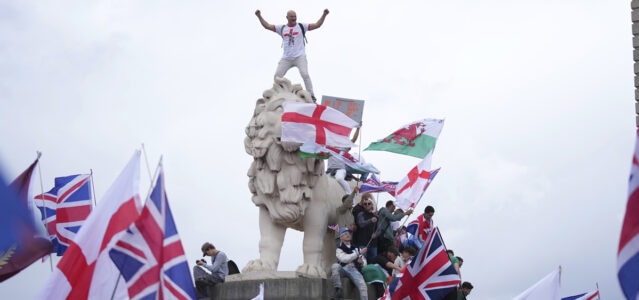 demonstranter med engelska flaggor