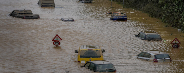 översvämning med bilar i flod