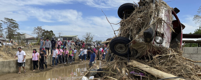 tyfondrabbad väg med människor och bil upp och ner
