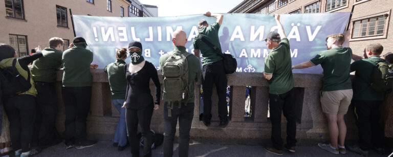 nazister med banderoll