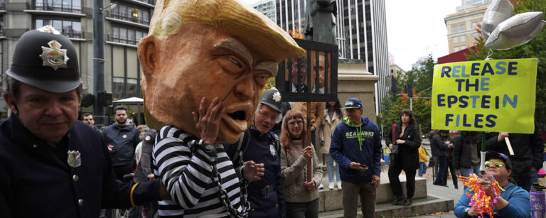 demonstrant utklädd till en fängslad Donald trump