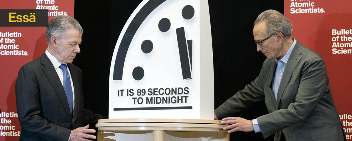 två män visar domedagsklockan